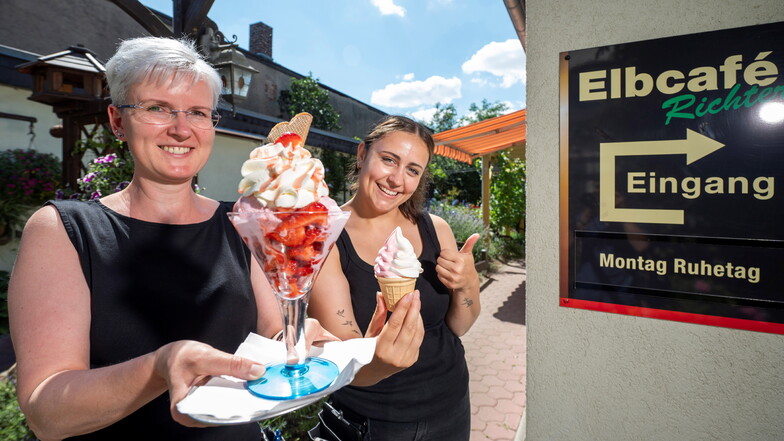 Im Elbcafé Richter in Merschwitz zeigen Manuela Richter (l.) einen Erdbeereisbecher und Mitarbeiterin Hanna Katzschke ein Joghurt-Himbeer-Softeis.