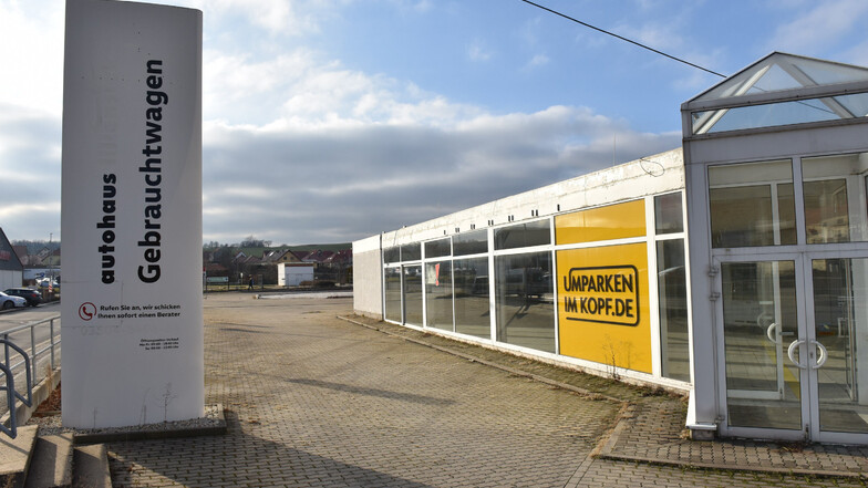 Die Werbung hier am ehemaligen Opel-Autohaus in Dippoldiswalde ist einige Jahre alt, aber wieder aktuell. Hier sollen die Parkplätze für einen neuen Edeka entstehen, der hinten auf dem Gelände geplant ist.