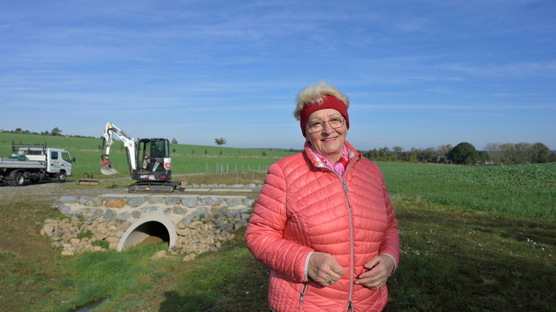 Isolde Russig kennt den Quohrener Feldgraben noch aus ihrer Kindheit, als er auf dem Land ihrer Eltern zwischen Bühlau und Weißig offen floss.
