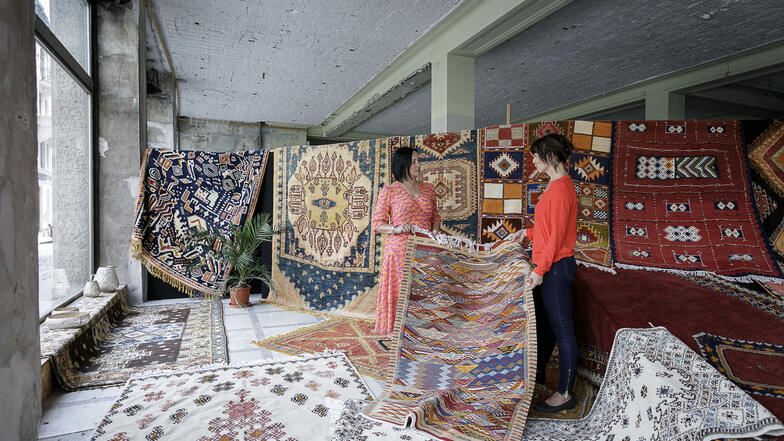 Janet Mantke, Chefin des Modehauses am Postplatz (l.) und Ina Stephan vom Kaufhausteam begutachten die Teppiche aus Marokko.