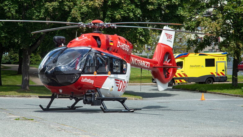 Ein Notarzt wurde mit einem Hubschrauber zum Unfall am Lutherpark in Bischofswerda gebracht.