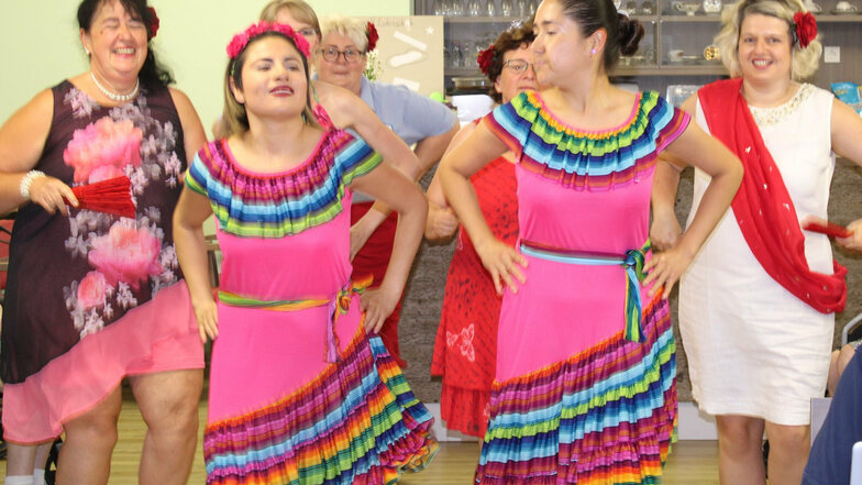 Seit 1. August 2020 gehören junge Mexikanerinnen zum festen Team des Azurit-Pflegeheimes in Kamenz. Bei einem mexikanischen Abend brachten sie Kollegen und Bewohnern ihre Traditionen näher.