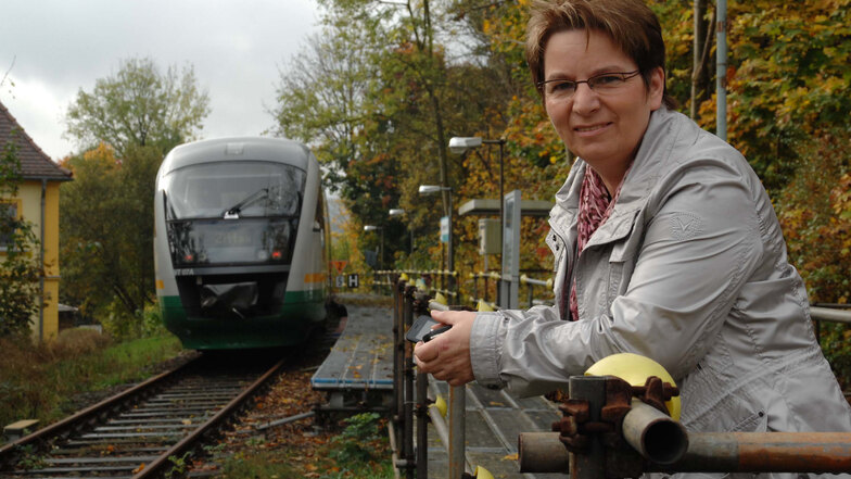 Bürgermeisterin Karin Berndt am Seifhennersdorfer Haltepunkt. Der Behelfsbahnsteig ist inzwischen abgebaut, weil derzeit keine Züge fahren.
