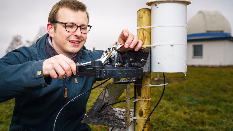 Geoinformatikstudent Arne Rümmler installiert die  Regenmess-Station vor der Sternwarte Gönnsdorf. Weitere 49 Geräte werden dieses Jahr aufgestellt.