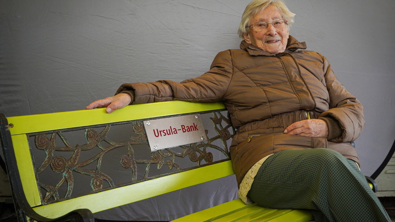 Ursula Lehmann wurde am 11. Februar 1922 geboren. Zu ihrem 100.Geburtstag bekam sie von ihren Kindern und der Gemeinde Demitz-Thumitz ihre Ursula-Bank zum Ausruhen bei den täglichen Spaziergängen geschenkt.