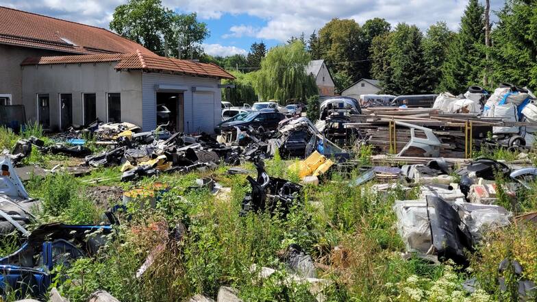 In einer Werkstatt in einem polnischen Dorf haben mehrere Männer die Autos zerlegt.