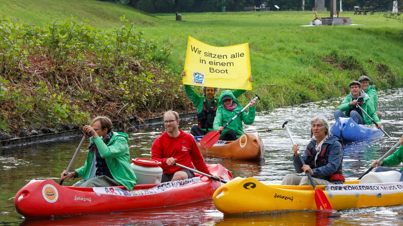 Kanu-Protest von Greenpeace auf der Neiße