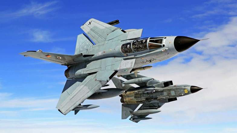 Dieses Symbolfoto zeigt zwei Tornados der Bundesluftwaffe im Flug.