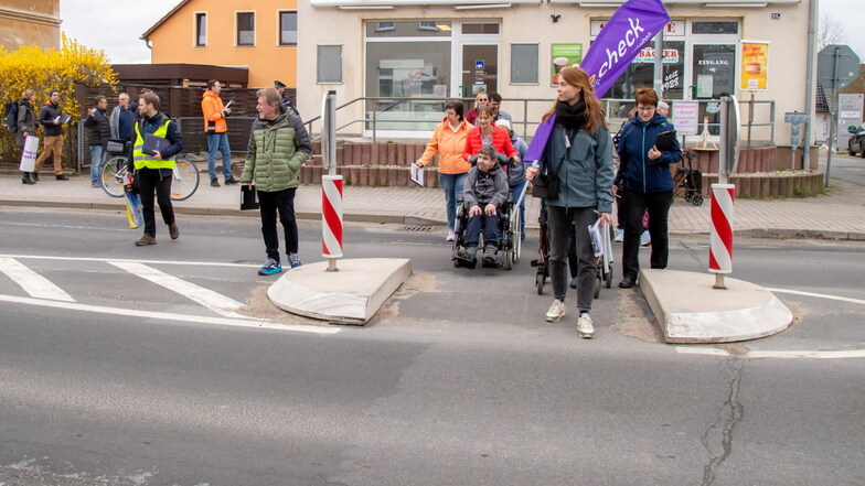 Der Wegecheck in Niesky führte die Teilnehmer auf die Görlitzer Straße. Gelobt wurde die Verkehrsinsel im Foto. Weitere werden noch gewünscht.