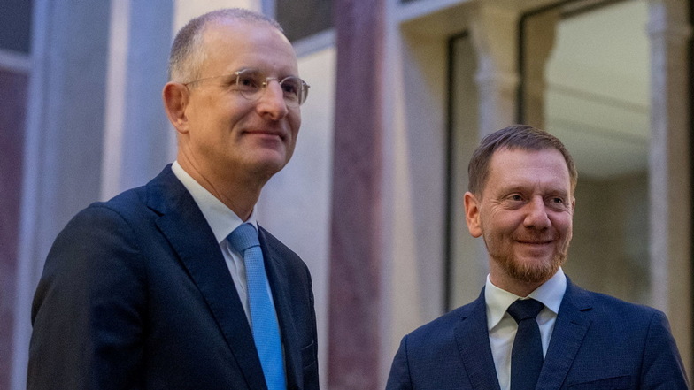 Michael Kretschmer (CDU), Ministerpräsident von Sachsen, gratuliert Holger Wöckel.