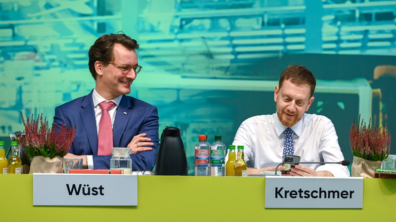 Sachsens MP Kretschmer neben dem Gastredner, dem nordrhein-westfälischen Ministerpräsidenten Hendrik Wüst