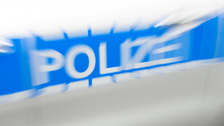 Eine 52-Jährige wurde im Stadtteil Johannstadt von einem Autofahrer angefahren, der anschließend floh.