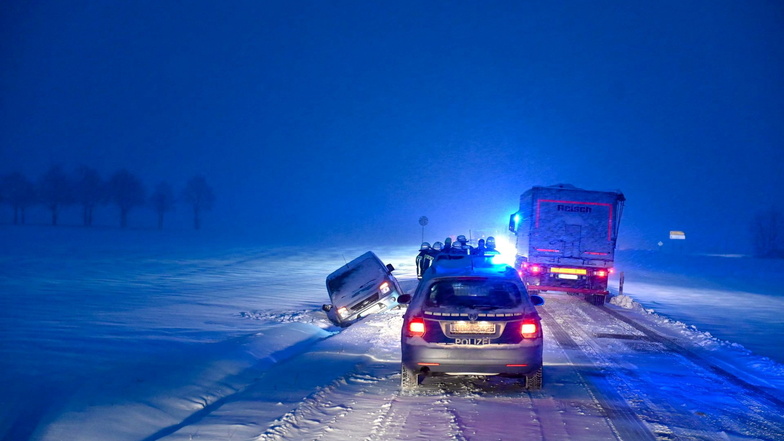 Die winterlichen Straßenverhältnisse wurden dem Fahrer eines Ford Transit am Montagmorgen auf der S112 bei Särka zum Verhängnis.