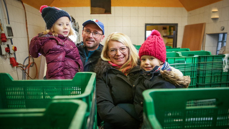 Die ganze Familie ist mit Herzblut dabei: Papa Rico Petzold mostet, Ehefrau Nadine kümmert sich um die Finanzen und die Töchter Alina (links) und Luna helfen schon mal mit, den Kunden ihren Apfelsaft zu bringen.