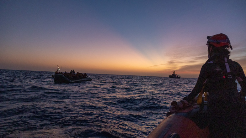 Das kleine Schlauchboot, das von den Seenotrettern auf dem Mittelmeer gefunden wurde, war mit 63 Personen völlig überladen und nicht seetauglich.