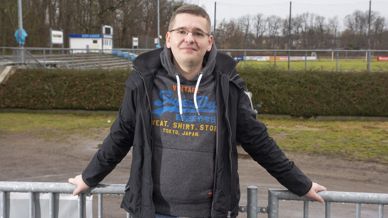Stahl-Riesa-Vorstandsmitglied Dominic Neitzsch vor der Feralpi-Arena in Riesa.