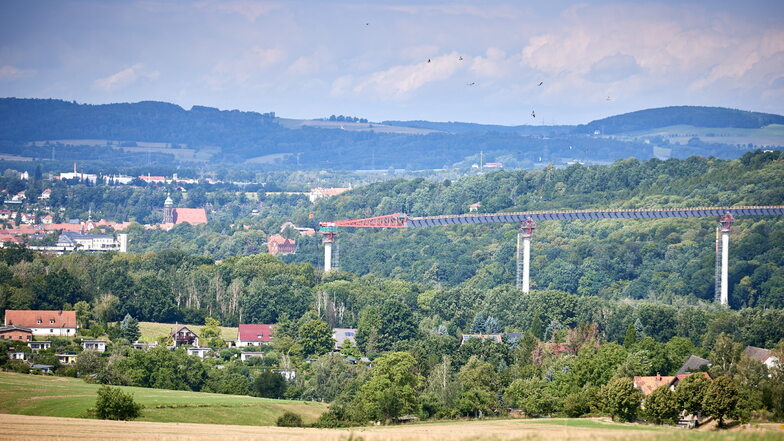 Die Gottleubabrücke als Teil der Pirnaer Südumfahrung ist diese Woche um weitere 120 Meter gewachsen.