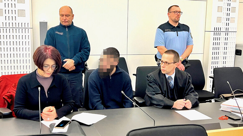 Der Prozess im Landgericht Dresden hat begonnen. Im Foto: der 23-jährige Georgier Gasan Pashaevi (Mitte), mit Dolmetscherin (l.) und Anwalt Ronald Mayer (r,) aus Freital.