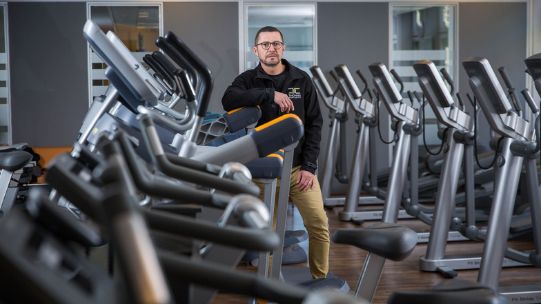 Die Fitnessgeräte im Thomas Sport Center an der Kesselsdorfer Straße bleiben vorerst ungenutzt. Falk Noack bietet Online-Kurse an und hofft, dass seine Kunden bald ins Studio zurückkehren können.