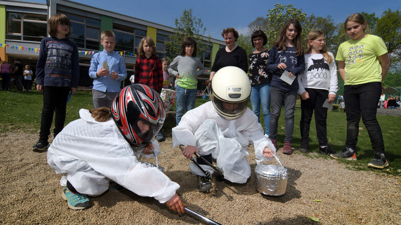 Der Astronautentestlauf, den Emma und Sina absolvieren, gehören zu den Wettbewerben, die sich die Eltern der Drittklässler zum Geburtstag der evangelischen Grundschule Technitz ausgedacht haben.