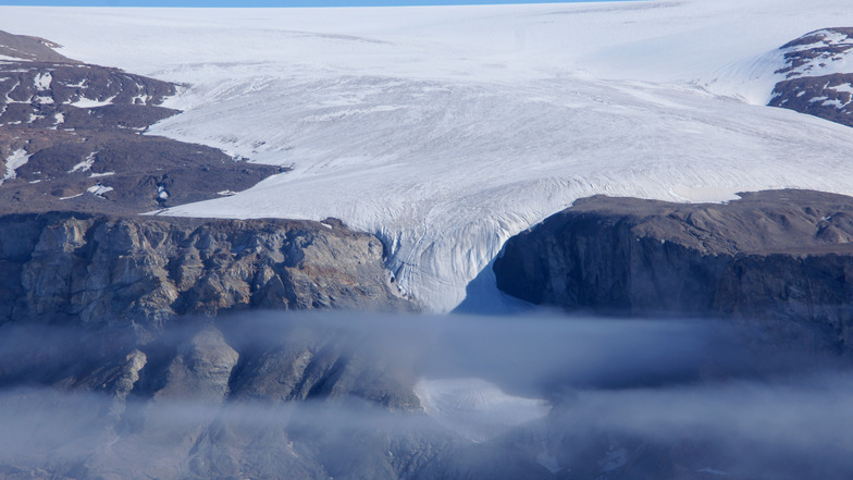 Blick über den Auslaufgletscher Nioghalvfjerdsbræ in Grönland in Richtung Lambert Land.