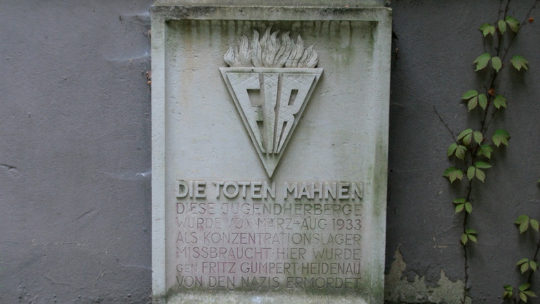 "Die Toten mahnen" - Bild des Gedenksteins im Königsteiner Ortsteil Halbestadt vor seinem Diebstahl.