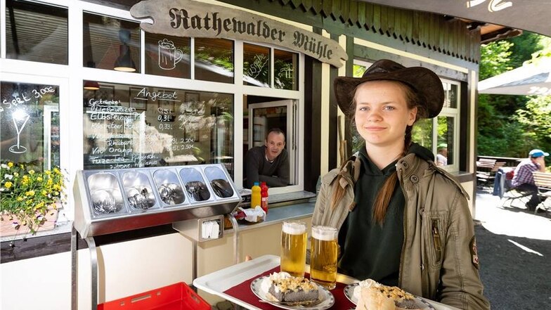 Ein üppiges Imbissangebot und kühle Getränke warten auf die Wanderer.