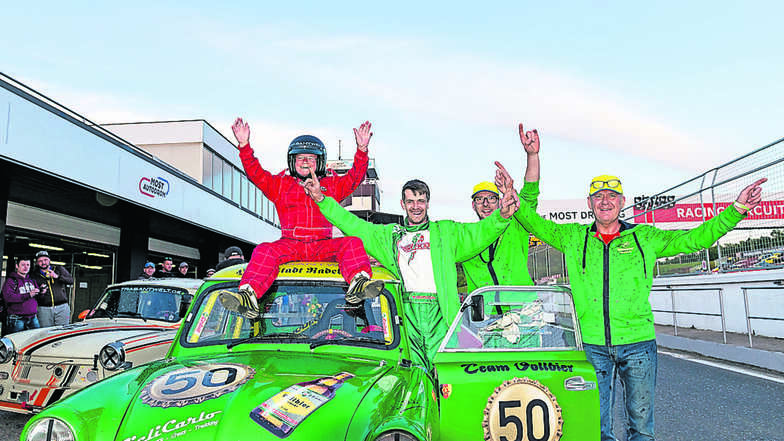 Ein 500er Trabi - 30 Jahre alt - mit den Trabant-Verrückten um den Lößnitztalschänken-Wirt Jens Seidel gewann das Rennen.