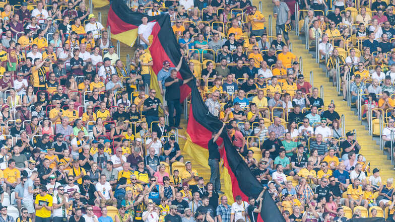 Dresdner Fans halten Deutschland-Fahnen in die Höhe, wollen damit wohl die Pauli-Fans provozieren.