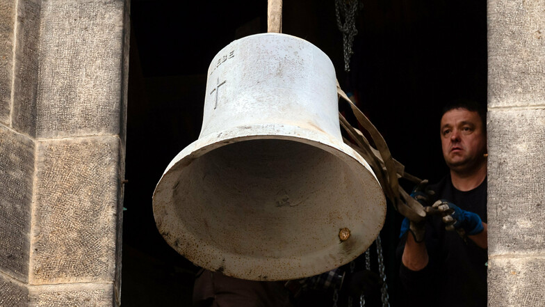 Jetzt bloß nicht fallen lassen! Falk Wißmach von der Werkstatt für Glocken-Läutanlagen
hängt die Glocken der Kirche in Graupa aus.