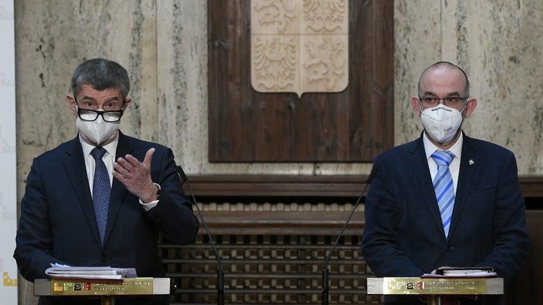 Premierminister Andrej Babis (l) und Gesundheitsminister Jan Blatny: Blatnýs Ablehnung der aus Sachsen und Bayern angebotenen Hilfe ist derzeit das meist diskutierte Thema in Tschechien.