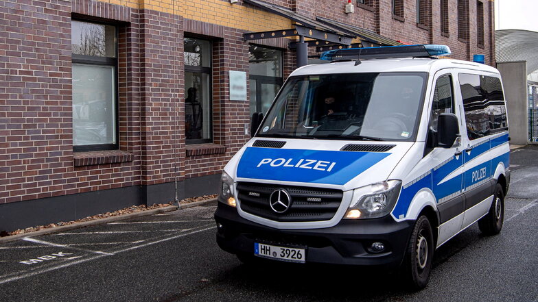 Ein Polizeifahrzeug steht vor einem Gebäude im Bremer Stadtteil Hemelingen.