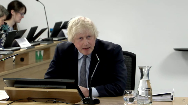 Ein Bildausschnitt aus dem Live-Stream des britischen Covid-19-Untersuchungsausschusses, bei dem Boris Johnson, ehemaliger Premierminister von Großbritannien, im Dorland Houseim Rahmen der zweiten Untersuchung aussagt.