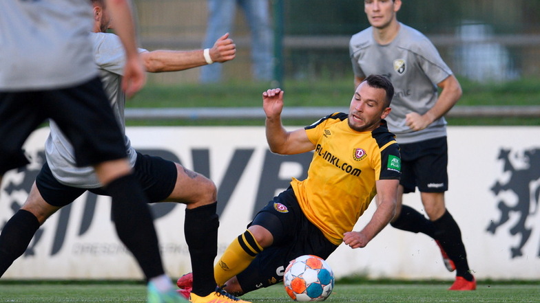 Beim ersten Auftritt des Dynamo-Future-Teams ging es vor drei Wochen gegen den SC Freital. Hier kommt Dresdens Justin Löwe (r) zu Fall.