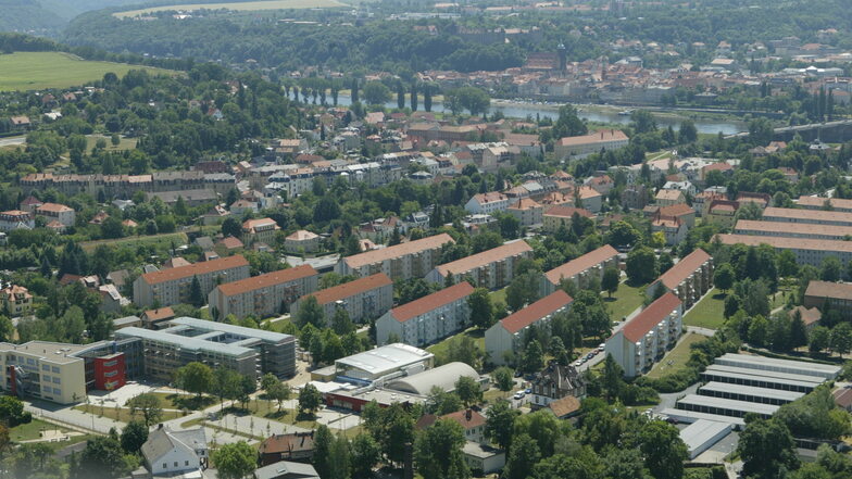 Blick von Pirna-Copitz hinüber zum Sonnenstein: Viele Häuser, aber noch mehr Grün.