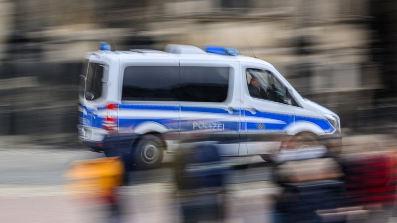 Bei ihren Hilfseinsätzen werden Sachsens Polizeibeamte regelmäßig selbst zum Opfer. Im Schnitt gibt es zurzeit jeden Tag mehr als fünf Übergriffe gegen Polizistinnen und Polizisten im Freistaat.