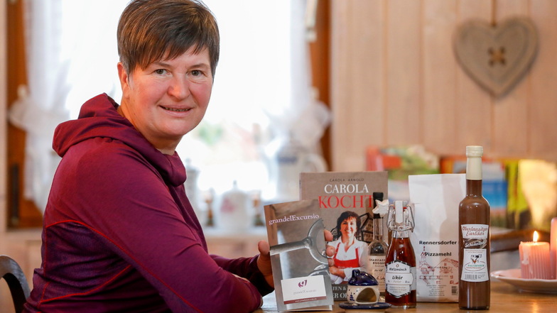 Corinna Fischer in ihrer Pension Grandel in Walddorf. Auf dem Tisch hat sie Produkte ihrer Partner für die Erlebnistouren versammelt, die sie anbieten wird.