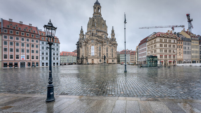 Der menschenleere Neumarkt mit der Frauenkirche in Dresden.