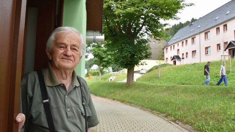 Der 87-jährige Manfred Zimmermann gehört zu den ersten Mietern an der Karl-Sieber-Straße in Geising. Seit 1961 lebt er hier in einer Genossenschaftswohnung und hat beim Bau der Häuser 750 freiwillige Aufbaustunden geleistet.