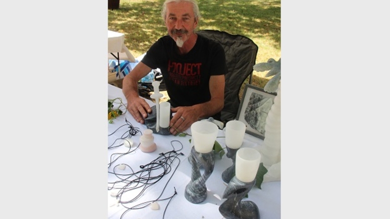 Peter Thieme verwandelt Steine in Kerzenhalter und Schmuckstücke.