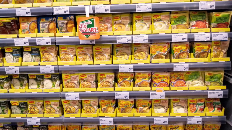Nestlé ist zwar mit Maggi-Produkten Vorreiter beim Nutri-Score. Doch auf den ersten Blick erkennen können Kunden ihn nicht, weil er vom Regal verdeckt wird, wie dieses Beispiel aus Sachsen zeigt.