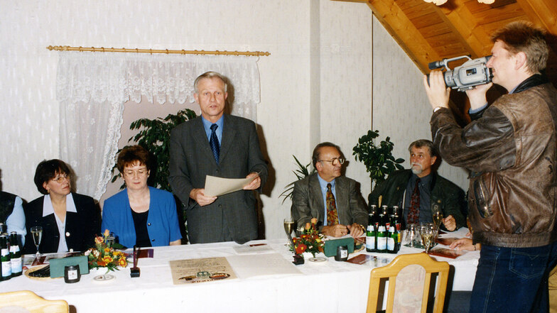 Der Oberbürgermeister hieß Horst-Dieter Brähmig (PDS), als 1998 der Eingemeindungsvertrag mit Dörgenhausen unterschrieben wurde.