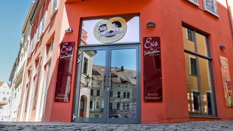 "Unser Café bleibt vorübergehend geschlossen", steht auf einem Zettel an der Eingangstür des Eis- und Tortenateliers Wittig (ehemals Brasserie Haupt).