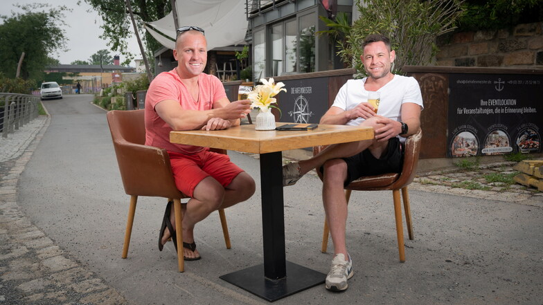 Das sind "Die Hafenmeister": Kai Roscher (l.) und Tino Fleischer sind Freunde und Geschäftspartner. An der Hafencity haben sie mehrere Standbeine aufgebaut, um den Dresdnern Freude und Genuss zu bringen.