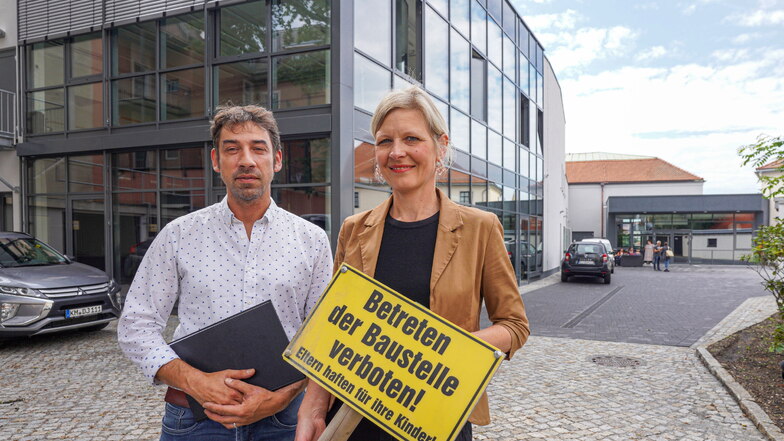 Das Baustellenschild kommt weg. SNE-Intendant Tomaš Kreibich-Nawka (l.) und Geschäftsführerin Diana Wagner freuen sich auf die Spielzeit in der neuen Spiel- und Probenstätte in Bautzen.