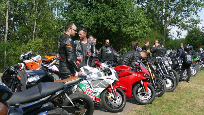 Fahrerlager der Burghammeraner Motorradcovention der Kurvenliga Lausitz. Die Ausfahrt führte über 60 Kilometer.