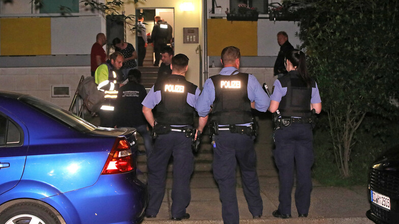 Polizeikräfte stehen in der Nacht zum Samstag vor dem Haus, in dem sich die Tat ereignet haben soll.