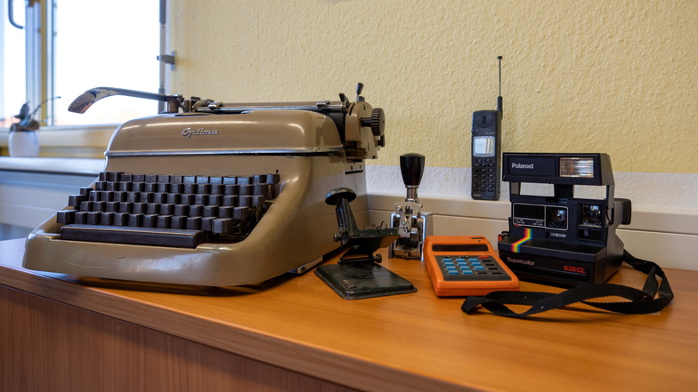 Beim Umräumen geborgenes Retro-Equipment, darunter ein Taschenrechner aus der DDR und eine einsatzbereite Polaroid-Kamera.