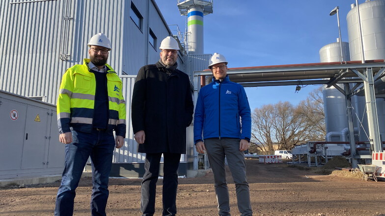 Projektleiter Roman Küchler, Oberbürgermeister Olaf Raschke, der auch Aufsichtsratsvorsitzender der MSW GmbH ist, sowie Stadtwerke-Geschäftsführer Frank Schubert bei der Inbetriebnahme von Block I des neuen Blockheizkraftwerkes am Steinweg.