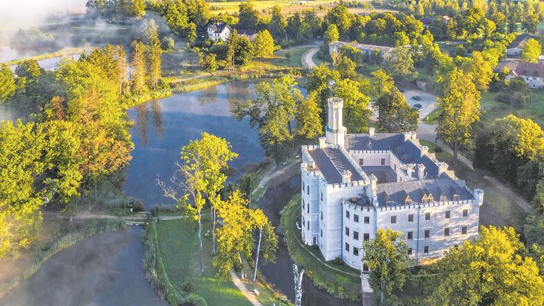 Morgennebel liegt über dem Schlosshotel von Karpniki im Hirschberger Tal. Wie alle anderen Einrichtungen war der Betrieb auch hier durch Corona stark beeinträchtigt. Nun starten die Schlosshotels im Tal wieder durch.